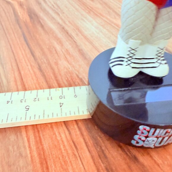 Suicide Squad Harley Quinn Bobble Body Knocker Figurine Solar Powered By NECA - Picture 8 of 14